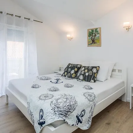 Velika Obala 2 Apartment *