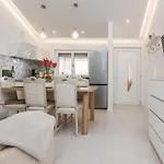 Velika Obala 2 شقة